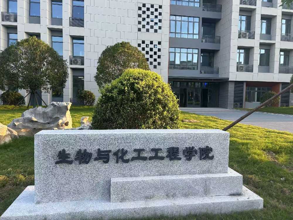 色达县扬州职业大学体育场高杆灯项目